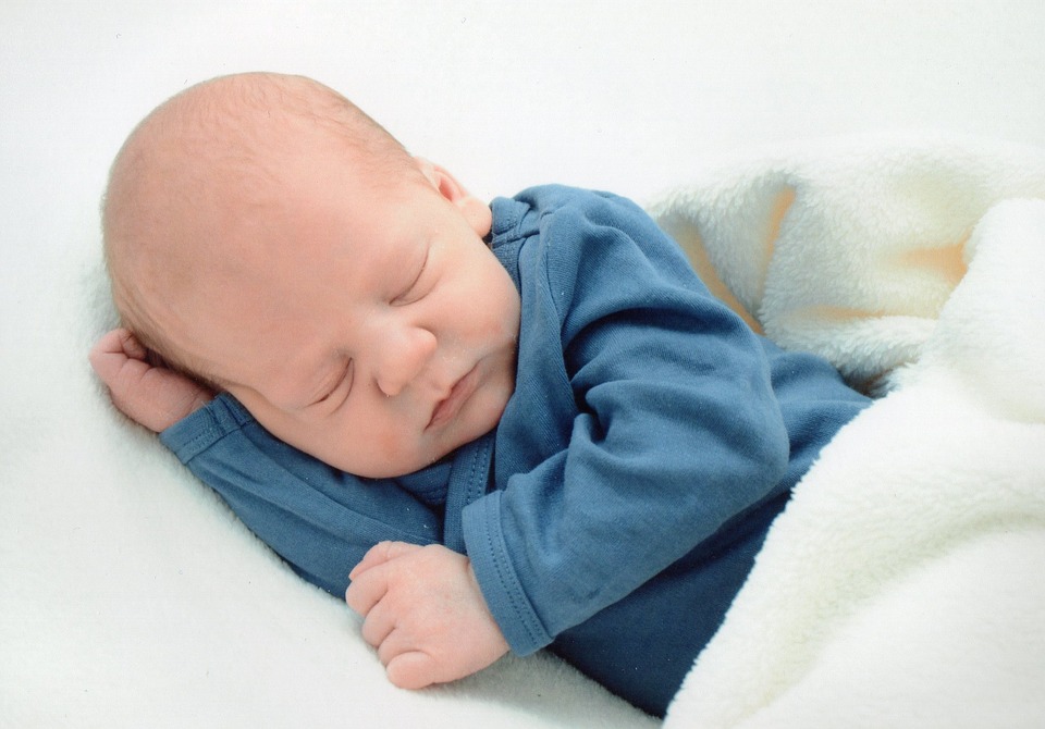新生兒寶寶黑白顛倒，「睡反覺」該怎麼糾正？ 親子 第3張