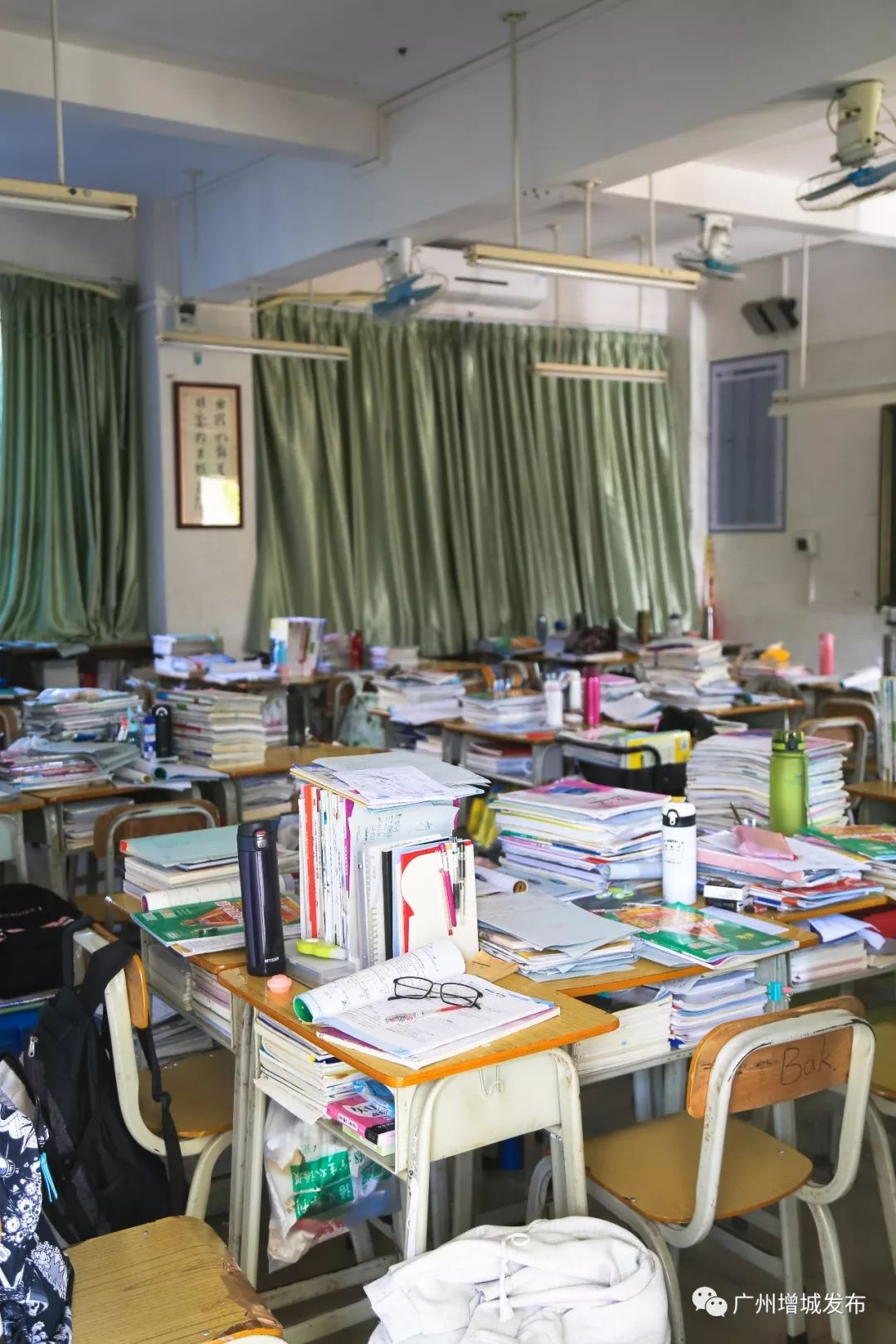 蓝天白云下的 田径场 拜访拜访 孔老夫子像 看看90年来学校的巨大