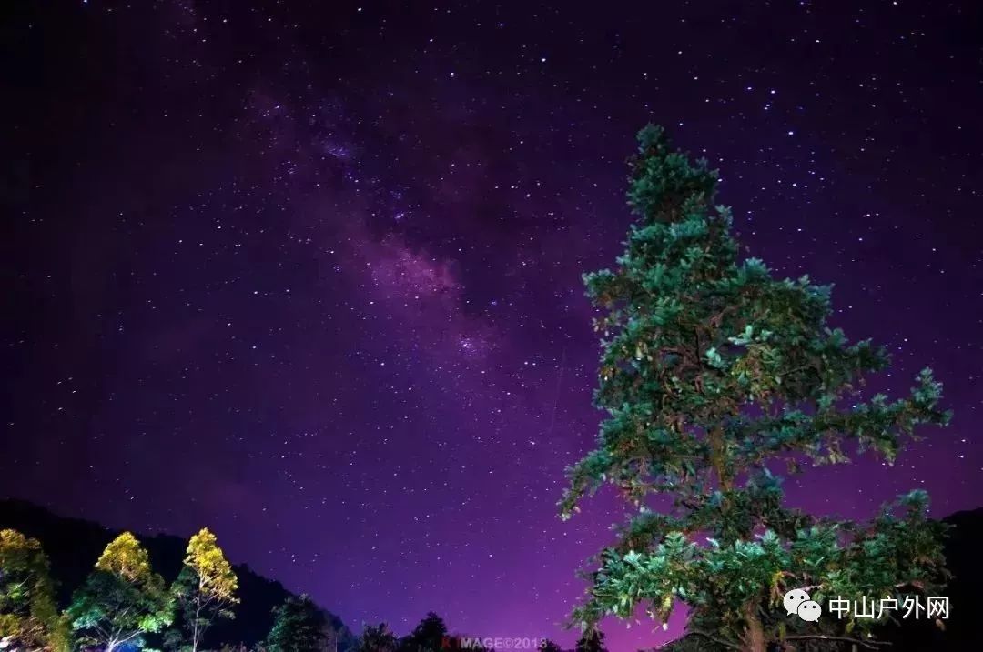 当夜幕降临,姑婆山便会被满天繁星笼罩,如梦似幻,是拍出星河的绝佳