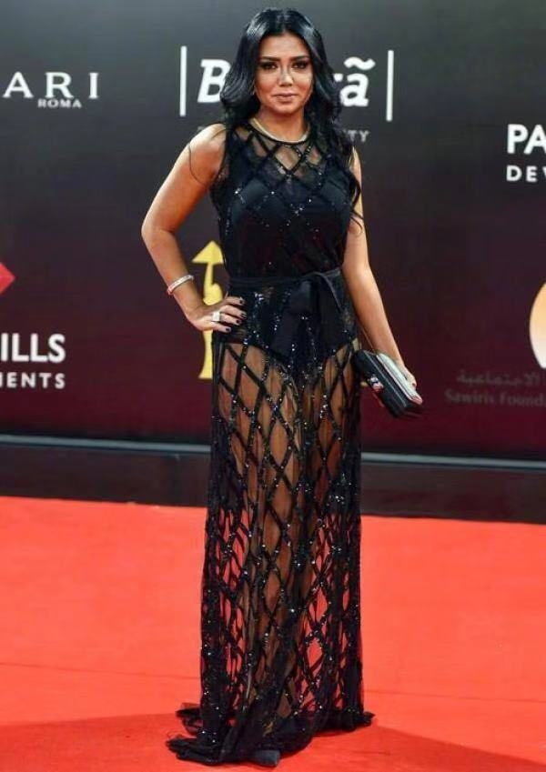 埃及一女演員穿鏤空長裙，可能被法院判刑五年，這位女歌手也曾被判二年 娛樂 第1張