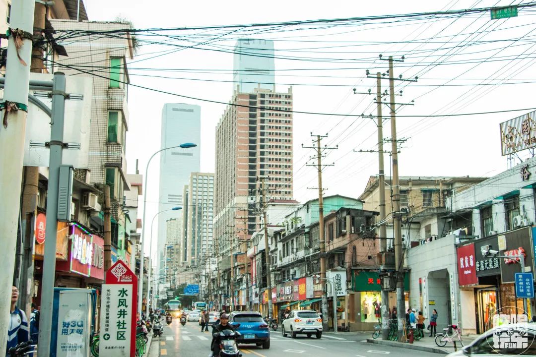 站下车,便能看到门口大块的子,街道路口能看到长沙地标ifs的帅气的