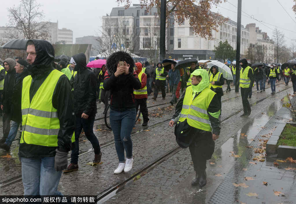 法国“黄背心”运动致10年来最严重骚乱 考虑实行紧急状态