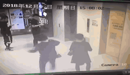 突發驚險一幕！惠州市區一商場有小車差點撞進電梯里，有人被鏟飛？ 汽車 第5張