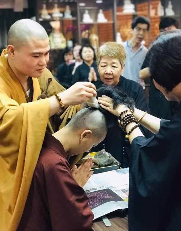 《还珠格格》小鸽子剃度出家,剃度现场双手合十,一心向佛