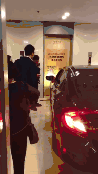 突發驚險一幕！惠州市區一商場有小車差點撞進電梯里，有人被鏟飛？ 汽車 第4張