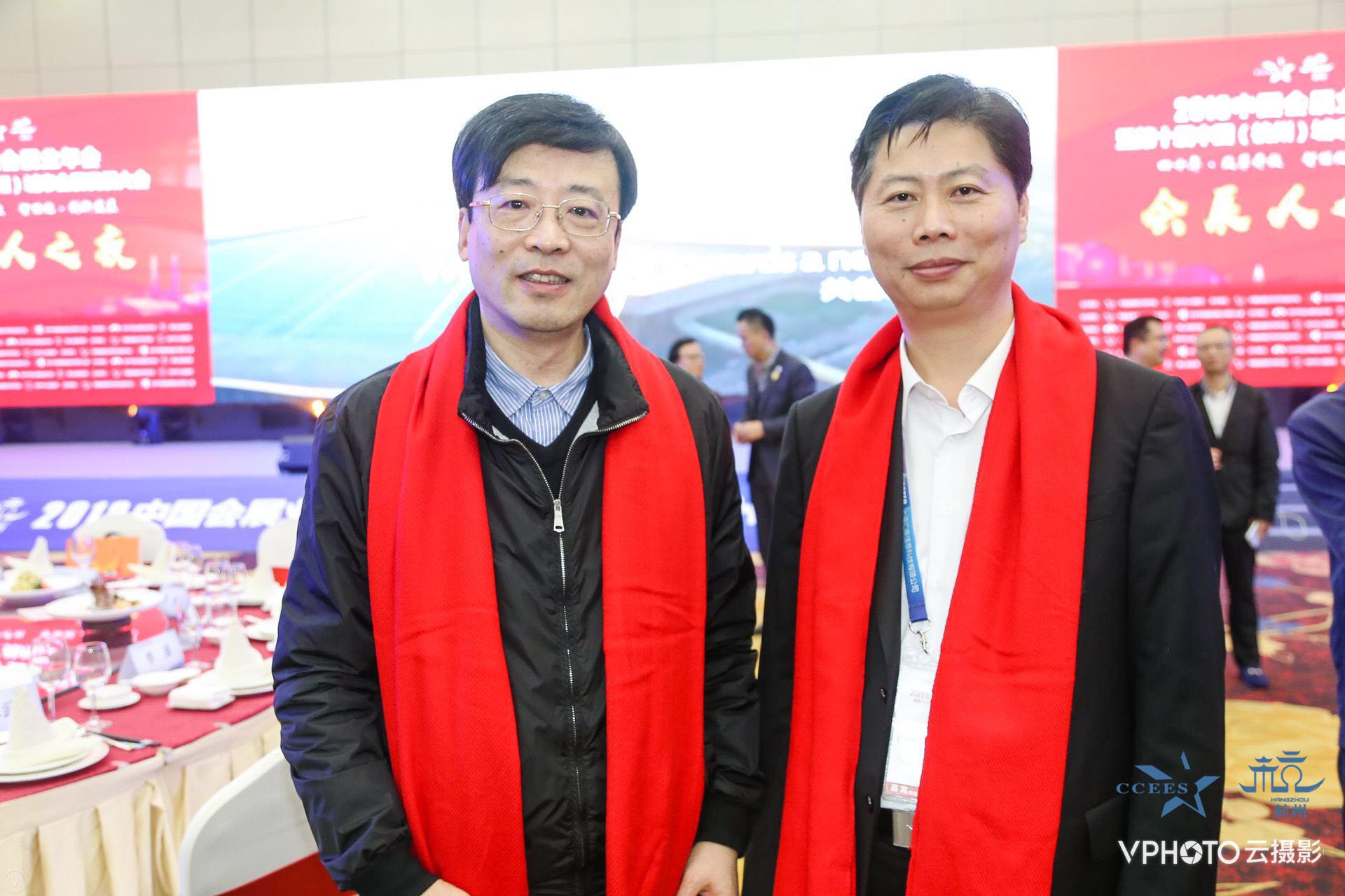 奥罗拉董事长邓涛(左)与杭州市会展办主任裘建平先生(右)合影 返回搜