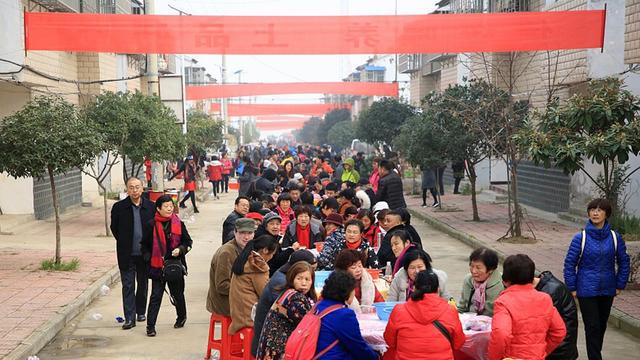湖北襄阳举办第二届牛肉节 移民女子喜办百桌流水宴席壮观呈现