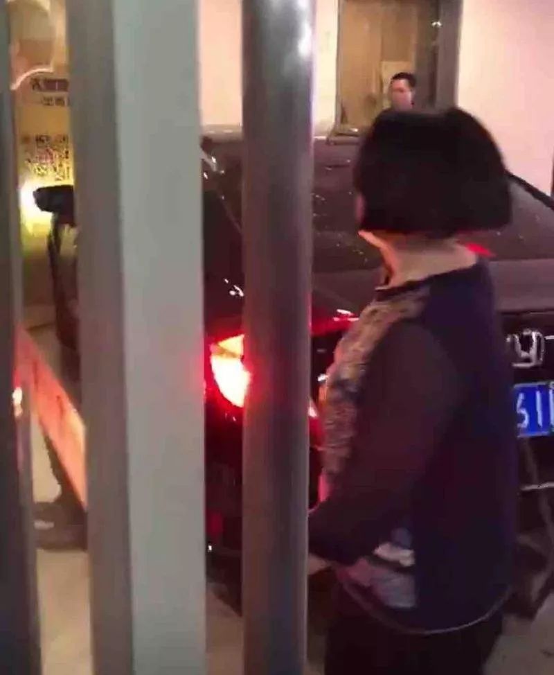 突發驚險一幕！惠州市區一商場有小車差點撞進電梯里，有人被鏟飛？ 汽車 第2張