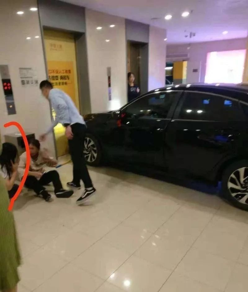 突發驚險一幕！惠州市區一商場有小車差點撞進電梯里，有人被鏟飛？ 汽車 第6張