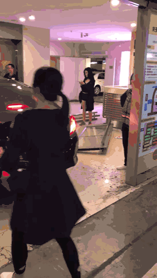 突發驚險一幕！惠州市區一商場有小車差點撞進電梯里，有人被鏟飛？ 汽車 第3張