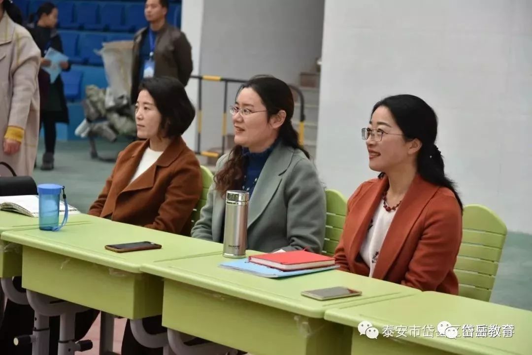 11月29日,岱岳区小学数学,语文课堂观摩暨视导反馈会在智源小学举行.