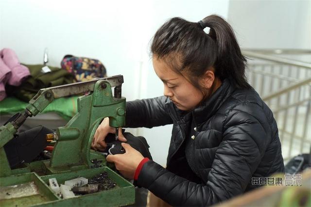 土桥镇扶贫车间内,当地农村妇女正在制作鞋子.