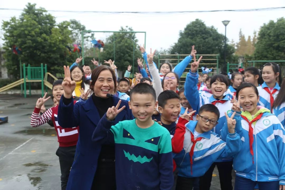 活力阳光自信都江堰市崇义小学冬季亲子运动会