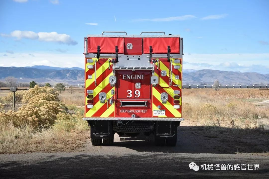 卡车中的艺术品制作精良的svi美式消防车