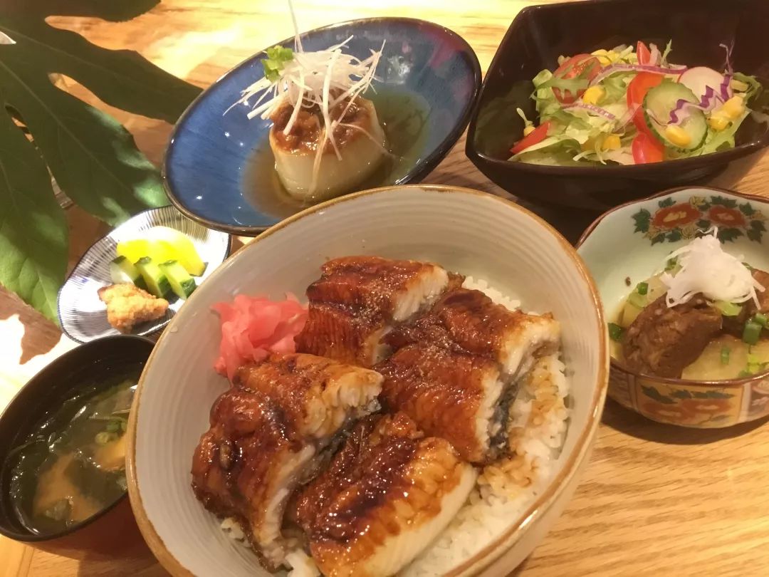 银料理的 鳗鱼饭套餐也与众不同,配菜有银料理秘制的红烧肉.