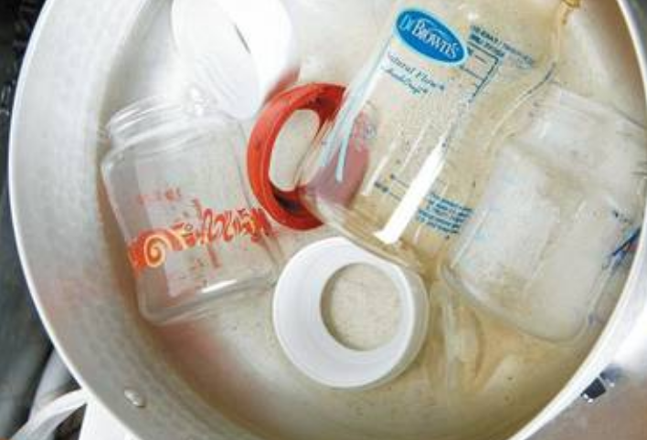 別用這3種方式給孩子洗奶瓶了，可能會越洗越臟，為了孩子看一看 親子 第2張