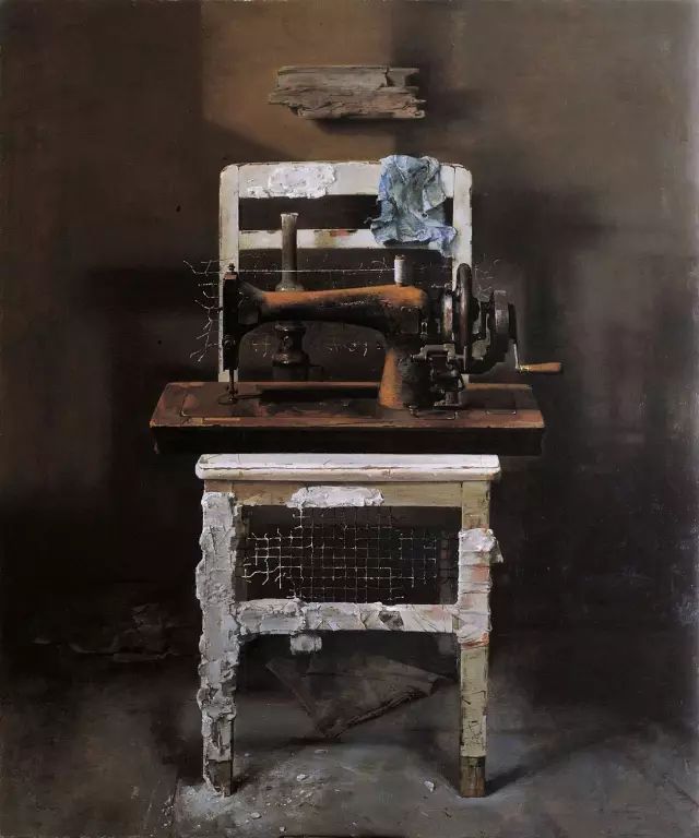 《椅子上的缝纫机》,布面油画, 120×100cm, 2003年