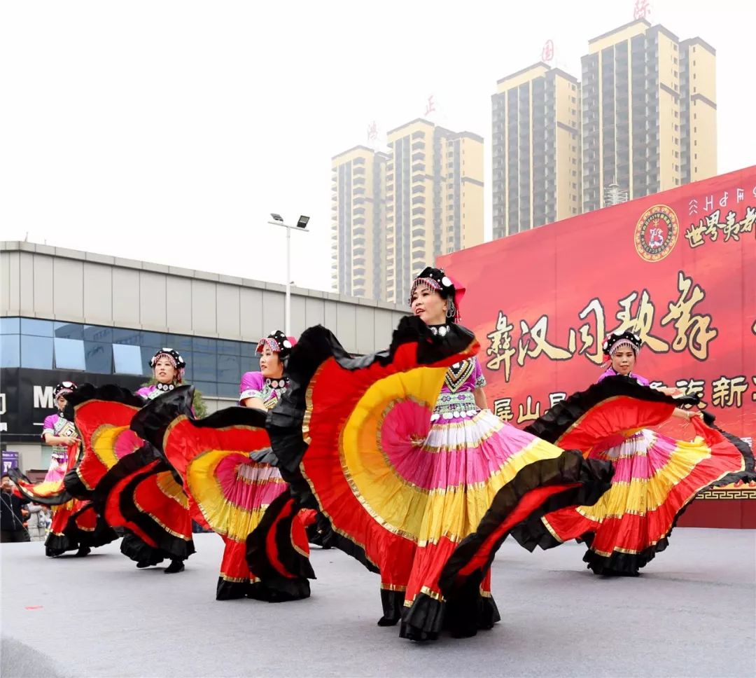 屏山县城嗨嗨嗨万众欢庆2019彝族新年