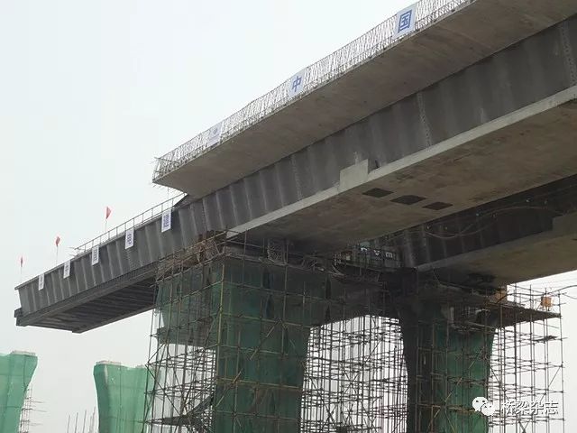 该桥采用折形钢腹板作为导梁进行整体顶推施工,如图7所示.