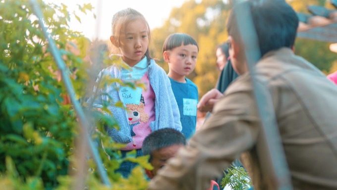 在大自然中玩耍和学习的过程中,培养孩子们探索精神和好奇心,乐观