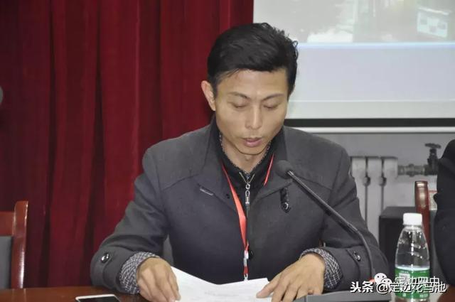 德育处主任王海瑞介绍"定边四中家长学校"相关情况