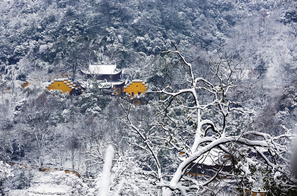 山深藏古寺,雪落掩仙踪,深山古寺雪景