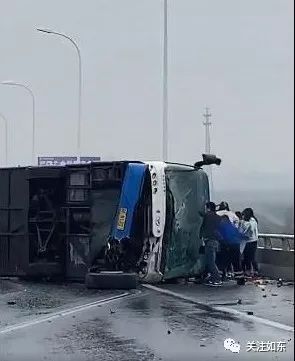 【突发视频】昨日一辆大客车在苏通大桥上翻车!