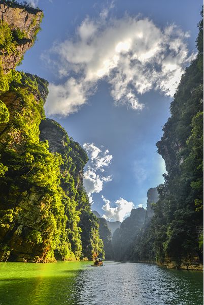 接下来柳州旅行圈小鸽要给大家介绍—— 圣堂湖位于金秀圣堂山脚下