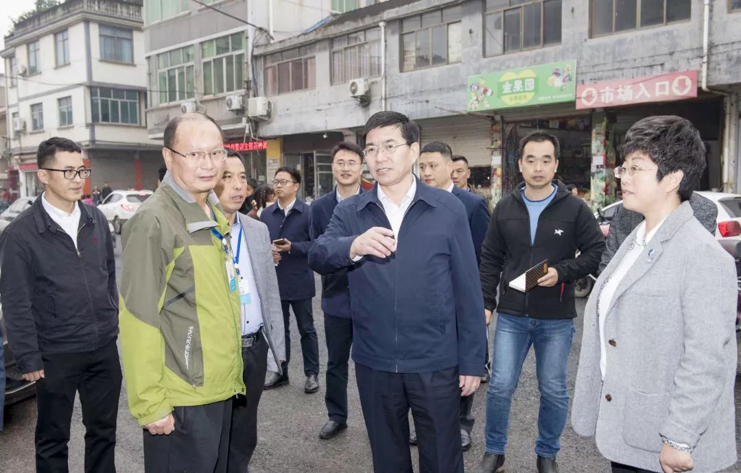 陈龙在婺城督查全国文明城市创建工作时强调:只争朝夕