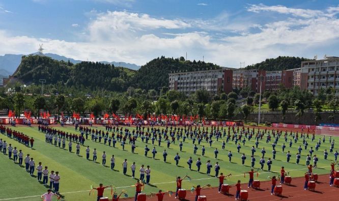 松桃县民族中学学生跳韵律操.