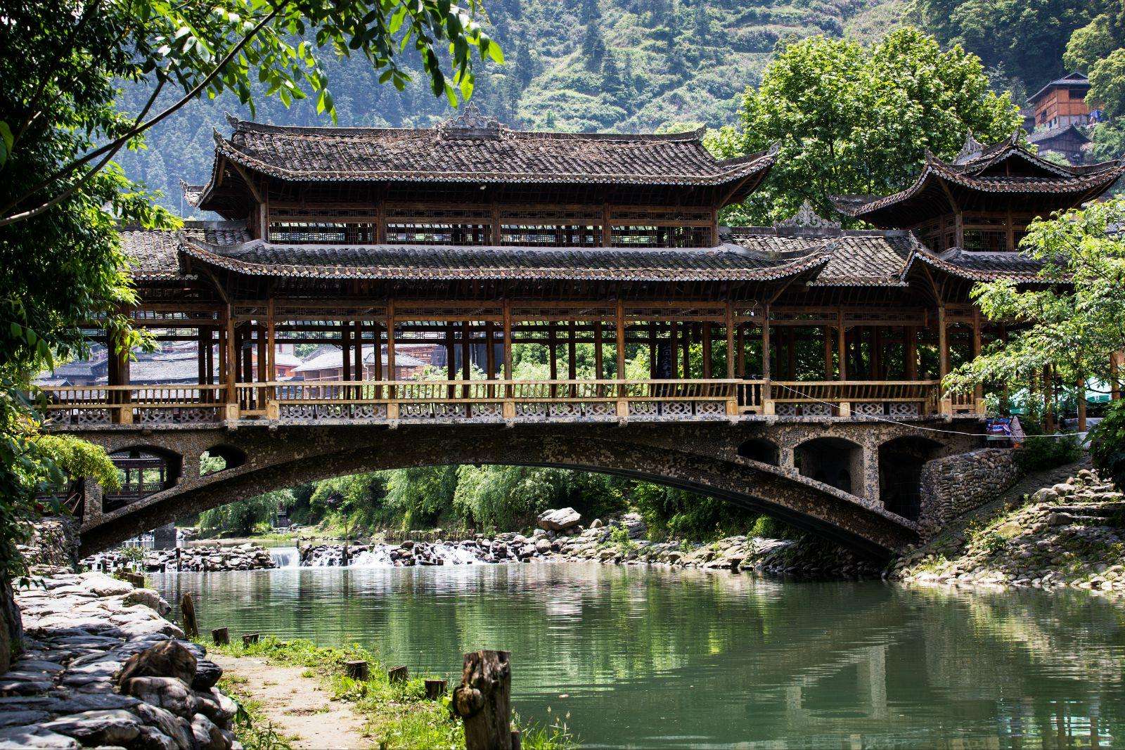 风雨桥极富民族特色,也是侗寨特有的建筑之一.