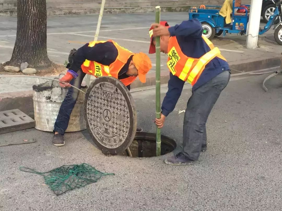 市政工人在世纪大道疏通排水管道