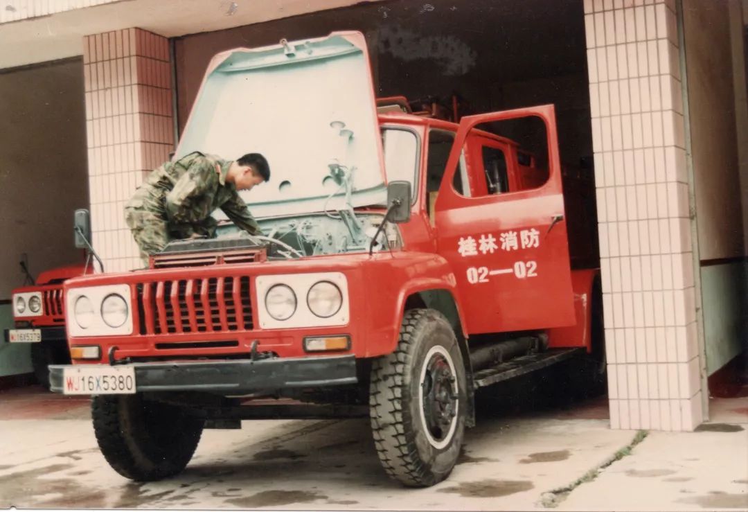 80年代中期建立的火警调度室 80年代中期,消防员因地制宜进行徒手攀登