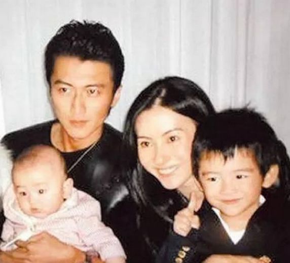 张柏芝于2006年和谢霆锋结婚,婚后生有两子,2011年夫妻离婚.