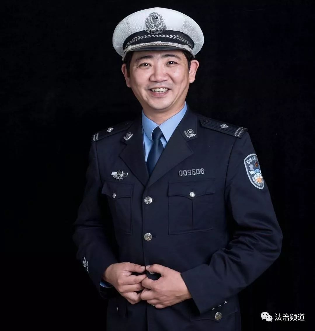 郑州市公安局交警支队民警《晓辉在路上》交警主持人王晓辉尊重宪法