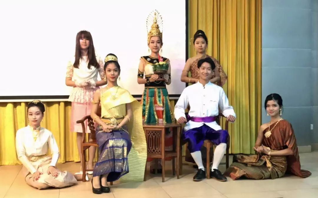 泰国男子的传统民族服装叫"绊尾幔"纱笼和"帕农"纱笼.