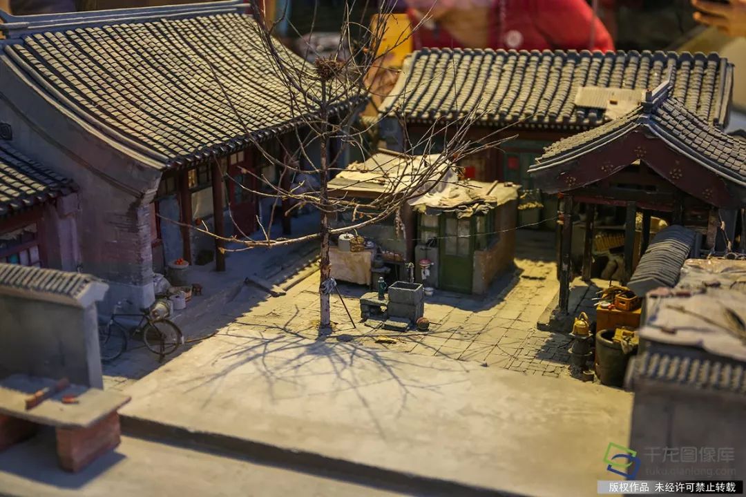 该模型对上世纪80年代老北京大杂院内人们的生活场景进行了复原,"冬储
