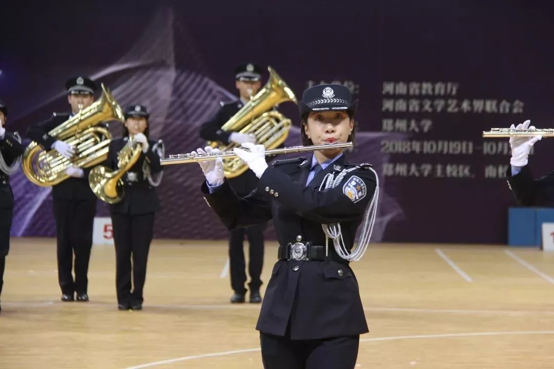 河南警察学院警乐团 他们身穿春秋常服,  头戴礼帽,肩披绶带, 演奏了