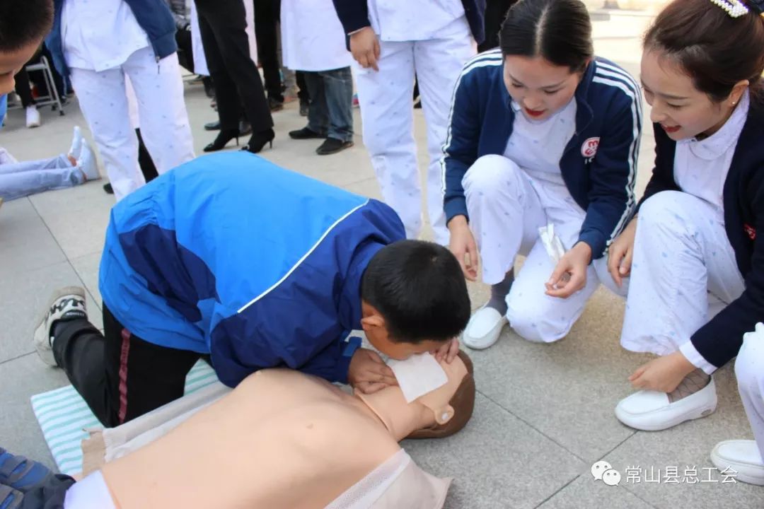 男生学习人工呼吸