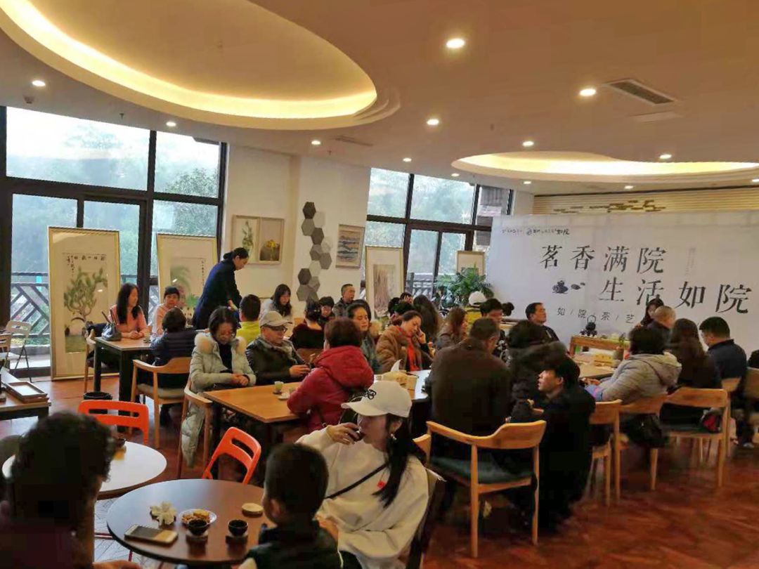 沙龙,会上邀请到了资深茶艺师为大家进行现场茶艺表演,讲解茶道文化