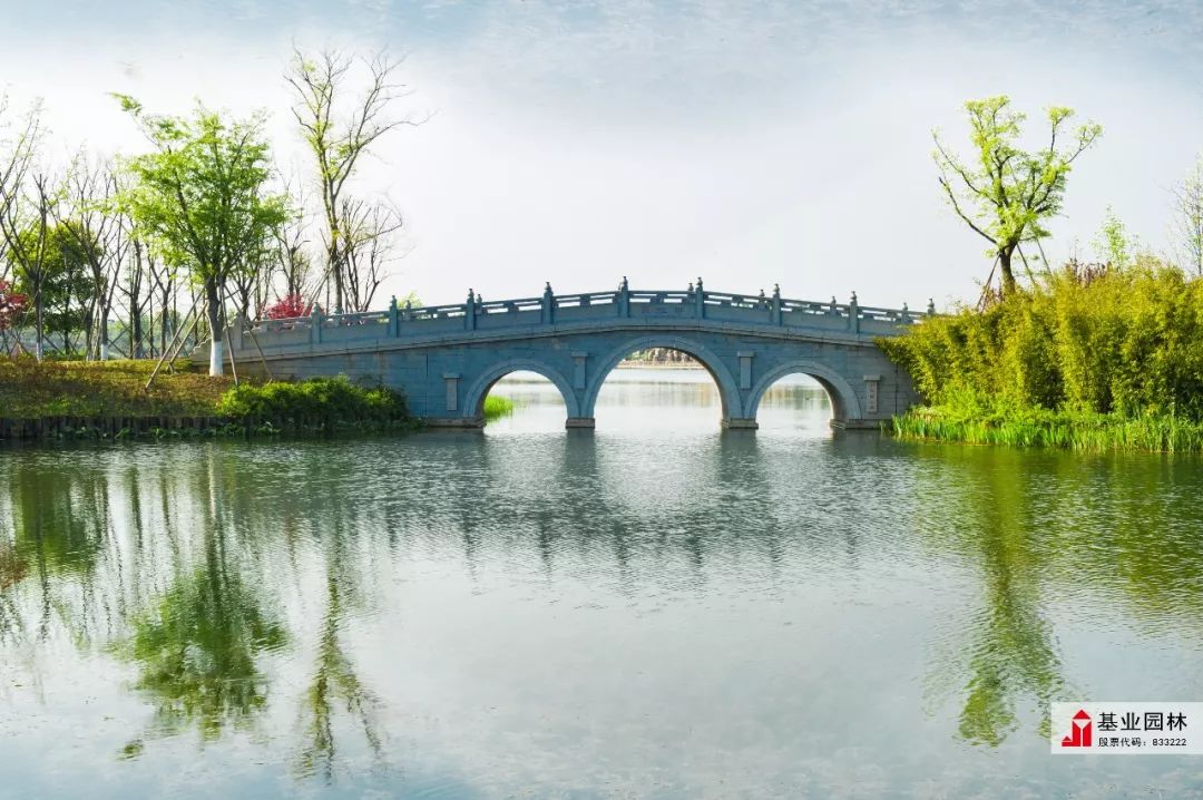 平望莺脰湖公园,从高空俯瞰,能够更清楚地看到曲折缦回的木栈桥,在一