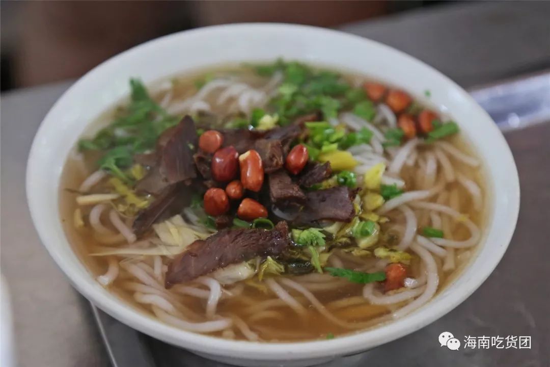 牛肉抱罗粉汤是店里的招牌,酱色的牛肉干,棕红的花生,青绿的葱花香菜