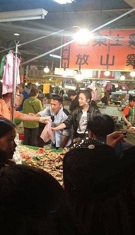 王菲和謝霆鋒分別被偶遇錄制節目，網友：一個親民一個氣場強大 娛樂 第3張
