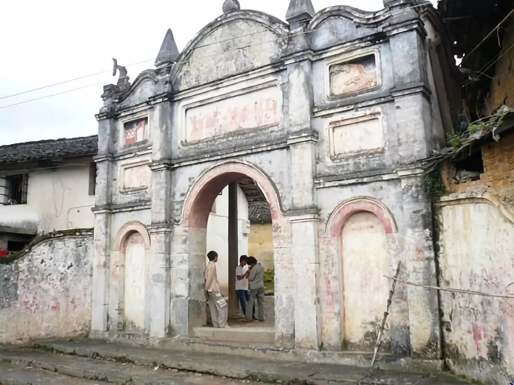 青石寨红色旅游景区位于湖南省汝城县西部的延寿瑶族乡官亨村境内,距