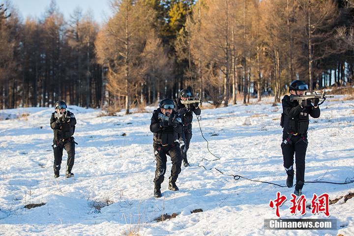 哈尔滨特警零下20℃浴雪赤膊训练