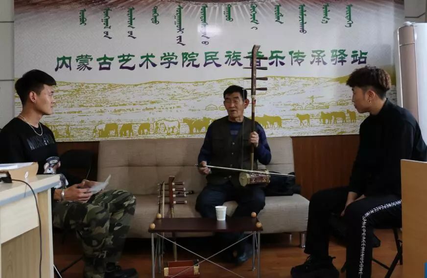 之后由杨玉成教授为古如胡尔奇颁发"内蒙古民族音乐传承驿站特聘艺术