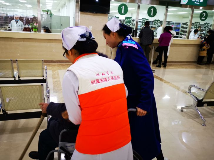 作风建设这家医院行政职能科室人员争当门诊爱心导诊员与温暖同行