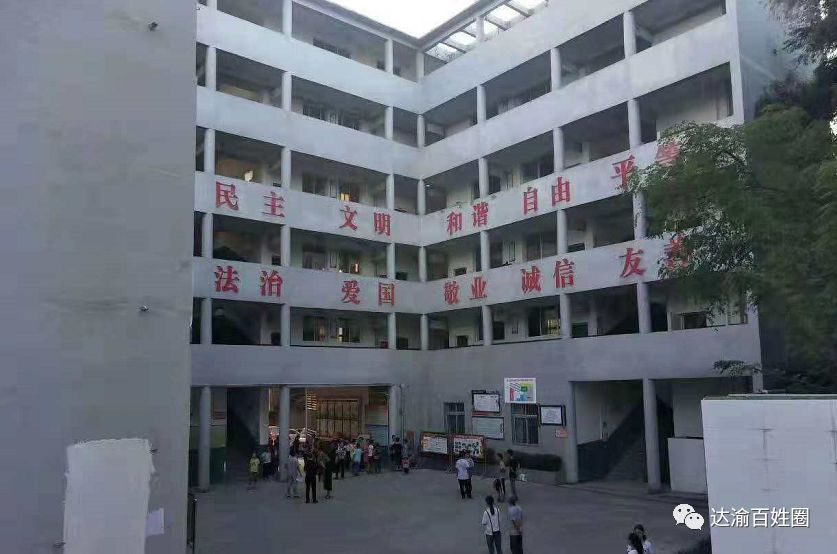 袁驿中学虎城中学供图:老顽童李章材烈士雕像立于大树中学供图:老顽童