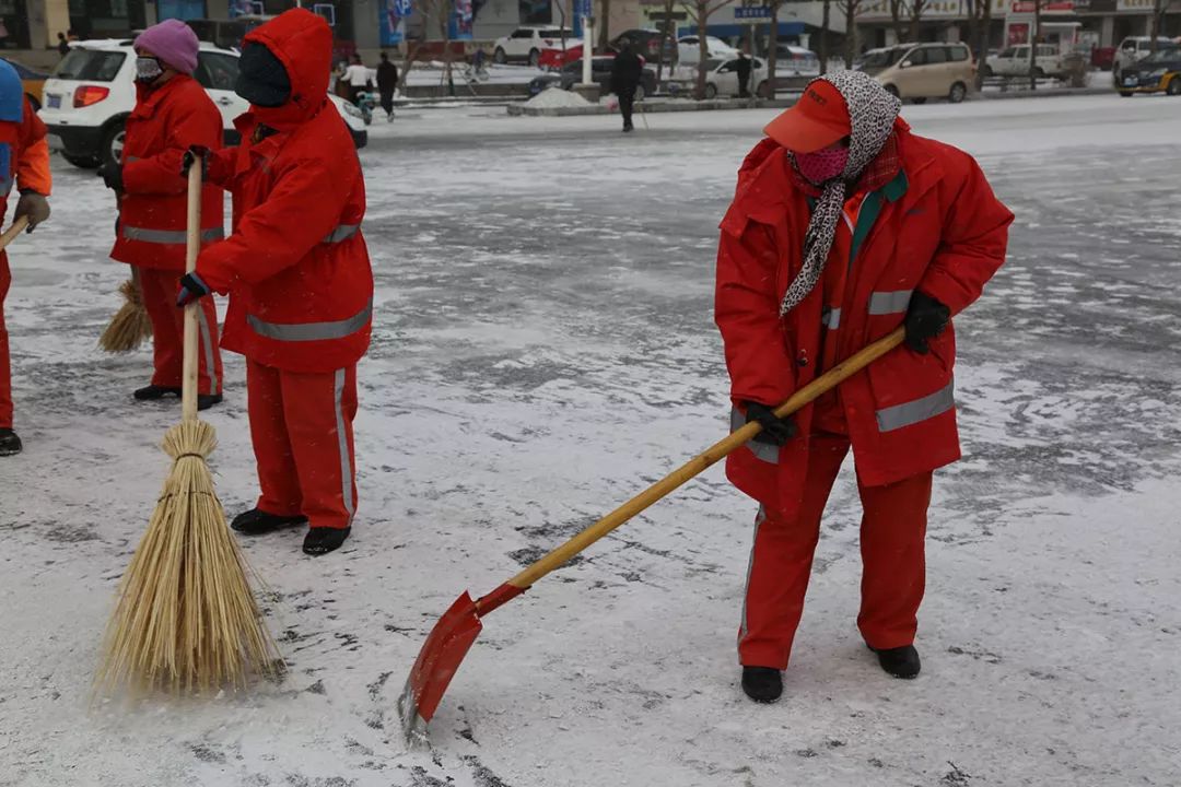 环卫工人正在扫雪除冰