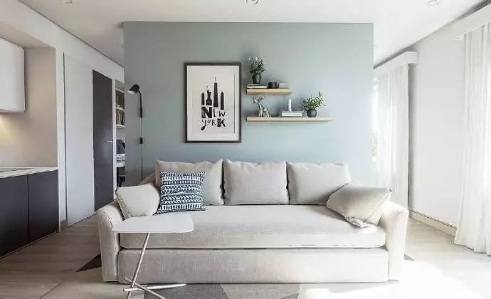沙发背景墙,用简洁的挂画和小装饰,可以很好的丰富好空间,不会让人看